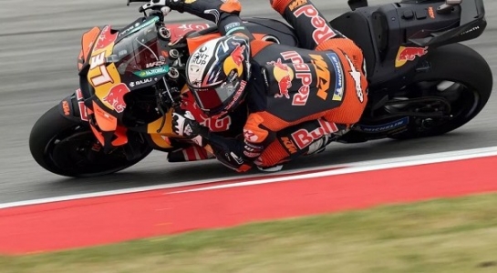 Pedro Acosta coloca a KTM en la cima en Barcelona